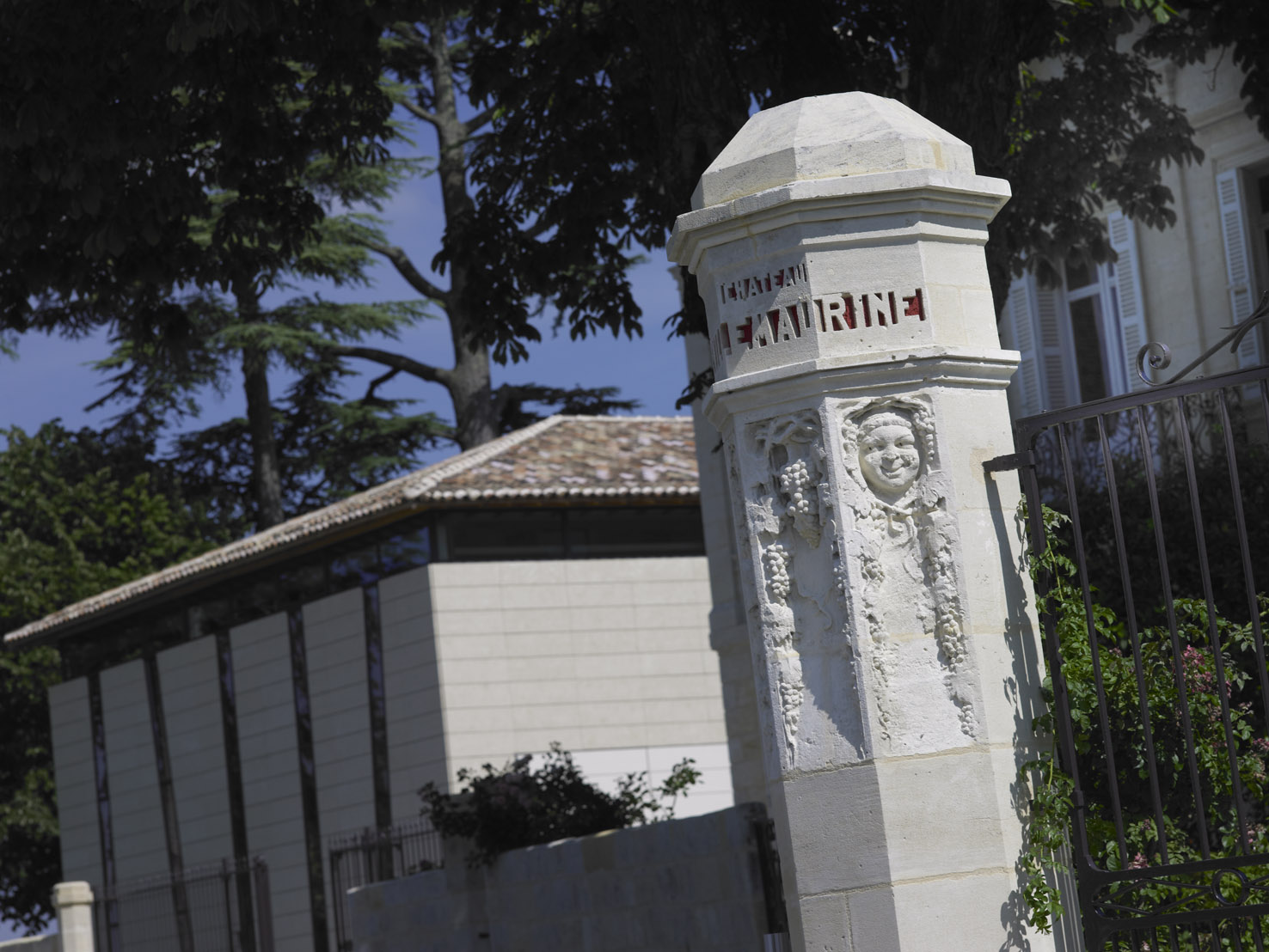 Château Villemaurine Pfeiler mit Bacchus
