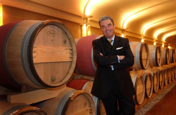 Olivier Bernard vor Weinfässern