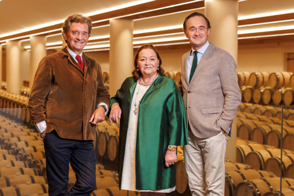 Château d'Armailhac - Camille et Philippe Sereys de Rothschild et Julien de Beaumarchais de Rothschild © Gabriel Guibert
